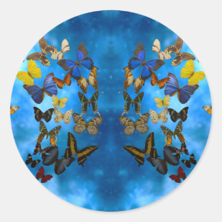 Farbenfrohe Schmetterlinge, die über blaue Wolken Runder Aufkleber