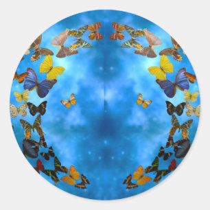 Farbenfrohe Schmetterlinge, die über blaue Wolken Runder Aufkleber