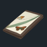 Farbenfrohe Schmetterlinge flattern um ein Blatt Trifold Geldbörse<br><div class="desc">Ein gepflegter Ausdruck von zwei bunten Schmetterlingen,  die um ein Blatt schmettern. Während das Stück einfach ist,  strahlt es in seiner Schönheit aus. Geben Sie dies als Geschenk an einen Lieben,  oder verwöhnen Sie sich!</div>