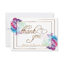 Farbenfrohe Schmetterlinge und blumengeschmückte G