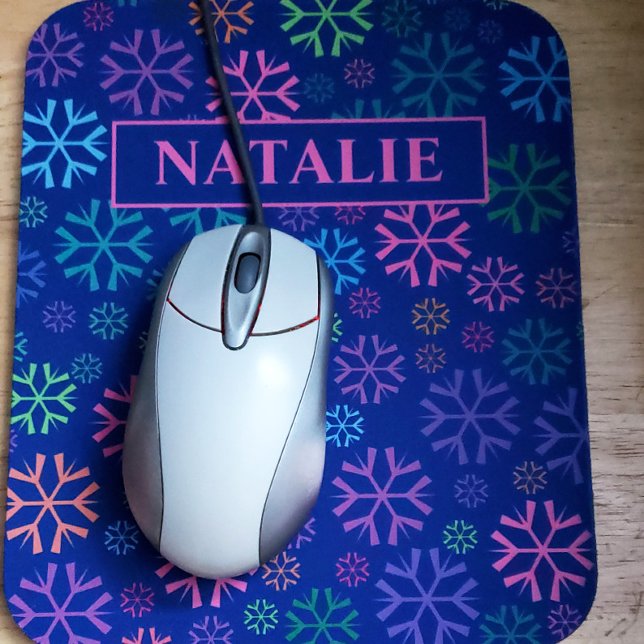 Farbenfrohe Schneeflocken Muster auf Blue Pink Nam Mousepad (mousepad shown in situ with a mouse. color is slightly lighter than shown due to shadows in photo)