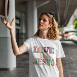 Farbenfrohe Script-Liebe wie Jesus T-Shirt<br><div class="desc">Eintritt in die Welt des Glaubens und der Mode mit unserem Christlichen T - Shirt "Liebe wie Jesus". Dieses christliche Frauenhemd verbindet trendige Ästhetik mit einer kraftvollen Botschaft, die Lieben-Buchstaben in eine lebendige Komposition farbenfroher Blume einbindet. Mit diesem Jesus-Hemd drücken Sie Ihre Hingabe auf moderne und schicke Weise aus und...</div>