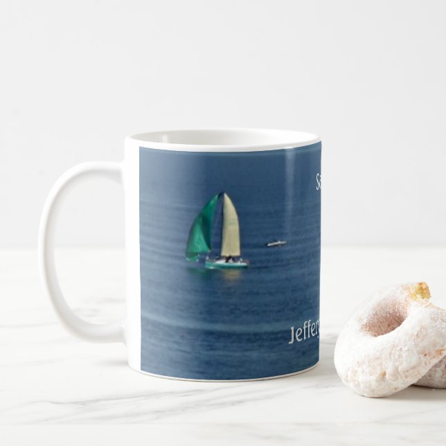 Farbenfrohe Segelboote auf dem Meer Kaffeetasse (Mit Donut)