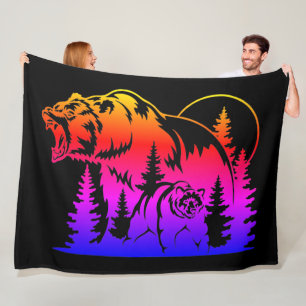 Farbenfrohe Silhouette mit Wald und Sonnenuntergan Fleecedecke