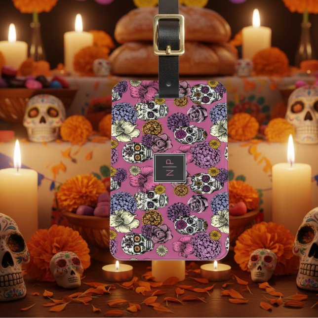 Farbenfrohe Skulls Trendy Monogram Pink Luggage Ta Gepäckanhänger (Floral Sugar Skull Luggage Tags. Dia de los Muertos Mexican Calavera Skulls & Flowers Travel Tags)