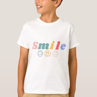 Farbenfrohe Smile Typografie-T - Shirt