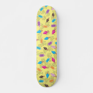 Farbenfrohe Sommereisenzüge Creme Muster Skateboard
