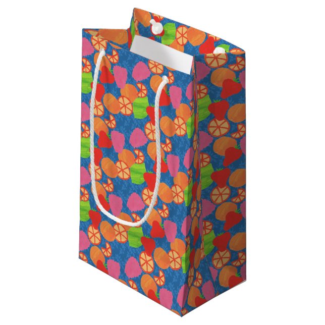Farbenfrohe Sommerfrucht Muster auf Deep Blue Kleine Geschenktüte (Vorderseite Schrägansicht)
