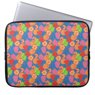 Farbenfrohe Sommerfrucht Muster auf Deep Blue Laptopschutzhülle