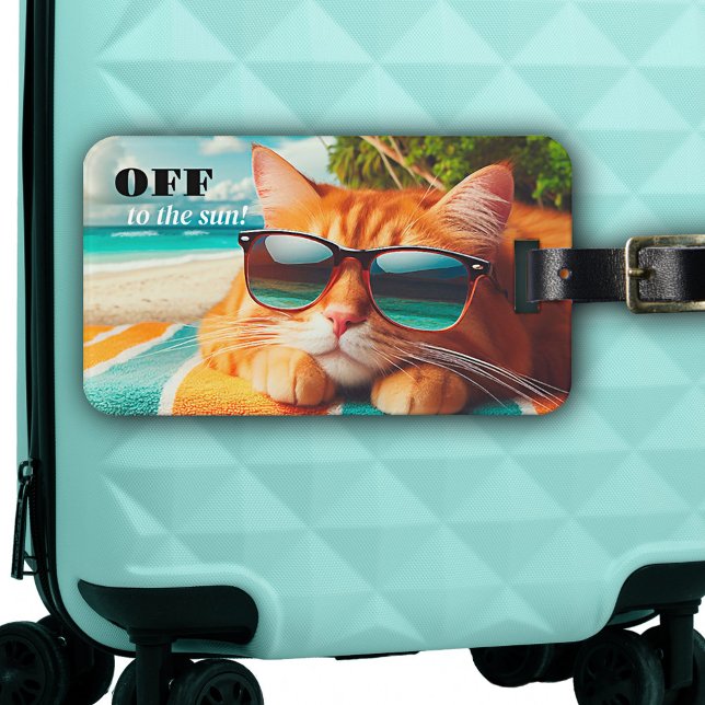 Farbenfrohe, sonnige Katze Gepäckanhänger (Luggage tag showing a colorful painting of a funny cat with sunglasses, lounging on a tropical beach)