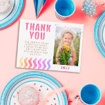 Farbenfrohe Sterne Girl Birthday Danke Foto Postkarte<br><div class="desc">Farbenfrohe Sterne Mädchen Geburtstag Danke Foto Postcard. Die Karte hat farbenfrohe Sterne und Wellen auf der Vorder- und Rückseite. Großartig wie danke Karte für Mädchen. Niedliche Geburtstag danke Ihnen Karte mit einem Foto und danke Ihnen für Ihre Freunde und Familie notieren. Fügen Sie Ihr Foto hinzu und personalisieren Sie die...</div>