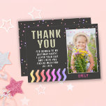 Farbenfrohe Sterne Girl Birthday Danke Foto Postkarte<br><div class="desc">Farbenfrohe Sterne Mädchen Geburtstag Danke Foto Postcard. Die Karte hat farbenfrohe Sterne und Wellen auf der Vorderseite und auf der Rückseite auf dunkelgrauem Hintergrund. Großartig wie danke Karte für Mädchen. Niedliche Geburtstag danke Ihnen Karte mit einem Foto und danke Ihnen für Ihre Freunde und Familie notieren. Fügen Sie Ihr Foto...</div>