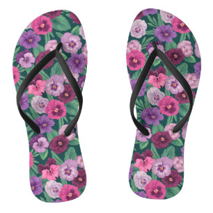 Farbenfrohe Stiefmütterchen auf dunkelgrünblau Flip Flops