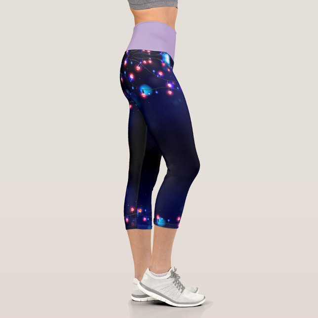 Farbenfrohe Strandleuchten Capri Leggings (Colorful string lights twinkle against a deep blue background!)