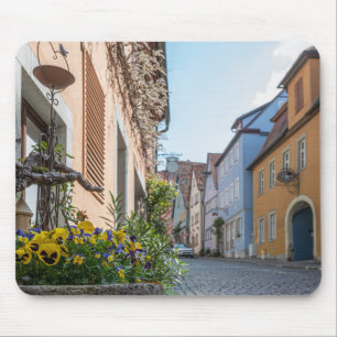 Farbenfrohe Straße in Rothenburg ob der Tauber Mousepad
