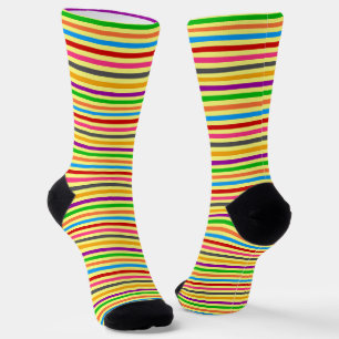 Farbenfrohe Streifen auf gelbem Musterdesign  Socken
