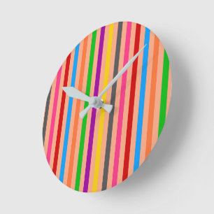 Farbenfrohe Streifen auf orangem Musterdesign Runde Wanduhr