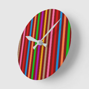 Farbenfrohe Streifen auf rotem Musterdesign Runde Wanduhr