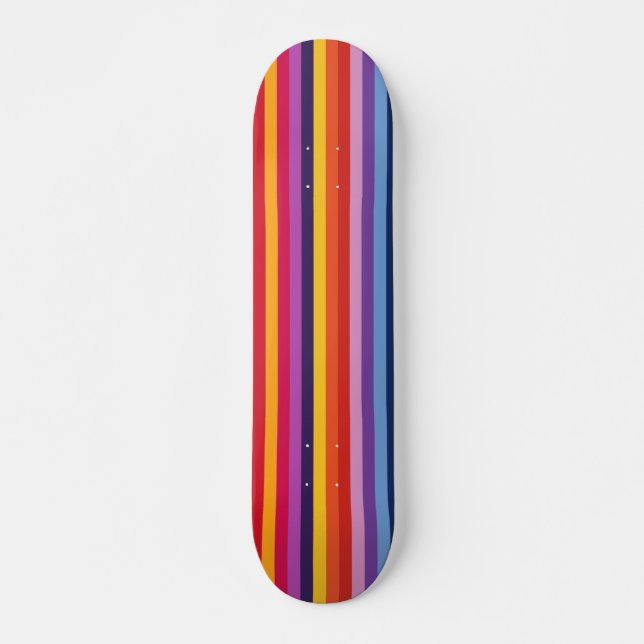 Farbenfrohe Streifen im Regenbogenstil Skateboard  (Vorne)