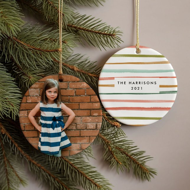 Farbenfrohe Streifen nach Kundenwunsch Foto Keramik Ornament (Watercolor colorful stripes photo family name and year ornament)