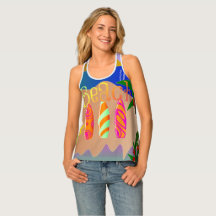 Farbenfrohe Surfbretter, tropischer Strand