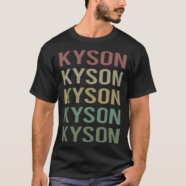 Farbenfrohe Textkunst - Kyson Name T-Shirt (Vorderseite)