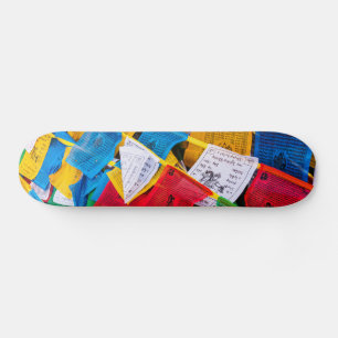Farbenfrohe tibetische Gebetsflaggen - Tibet Skateboard