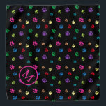 Farbenfrohe Tierpfade druckt Monogramm auf schwarz Halstuch<br><div class="desc">Zeigen Sie,  wie viel Sie Tiere mit dieser niedlichen bunten Pfote gemustert bandana Liebe. Auch sieht phantastisch aus mit einem weißen Hintergrund. Wetten Sie,  dass Ihr Haustier es anziehen wird!</div>