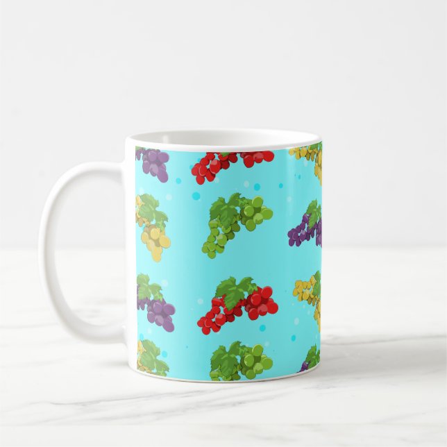 Farbenfrohe Traubenmuster auf Sky Blue Background Kaffeetasse (Links)