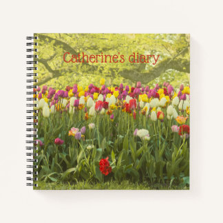 Farbenfrohe Tulpen im Park personalisiert Notizbuch