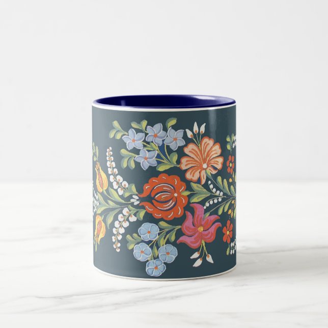farbenfrohe ungarische Blume Zweifarbige Tasse (Mittel)