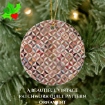 Farbenfrohe Vintage Spool Patchwork Quiltmuster Keramik Ornament<br><div class="desc">Dieses wunderschöne Weihnachtsbaumschmuck besticht durch das farbenprächtige, farbenfrohe Muster eines Vintagen amerikanischen Patchwork-Quilts, das im Smithsonian American Art Museum untergebracht ist. Genießen Sie die Fülle an geometrischen Nähdetails in hellbraunen, korallenroten, staubigen Rose, Rot, Blau, etc. Ein gedankenvolles und originelles Geschenk, das perfekt für den Quilter, Nähliebhaber oder Antiquitätenliebhaber in Ihrem...</div>
