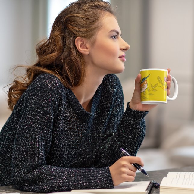 Farbenfrohe Vögel im blumigen Umfeld Zweifarbige Tasse (Von Creator hochgeladen)