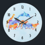 Farbenfrohe Wasserfarbe Wildtierherde, die frei lä Große Wanduhr<br><div class="desc">Uhr Illustriert mit einem digitalen Aquarellbild einer Herde wilder Tiere,  die zusammen laufen. Zu den Tieren zählen ein springender Delphin,  eine Giraffe,  Elefant,  Känguru,  Nashorn,  Löwe und Leopard. Der Hintergrund ist eine hellblaue Farbe.</div>