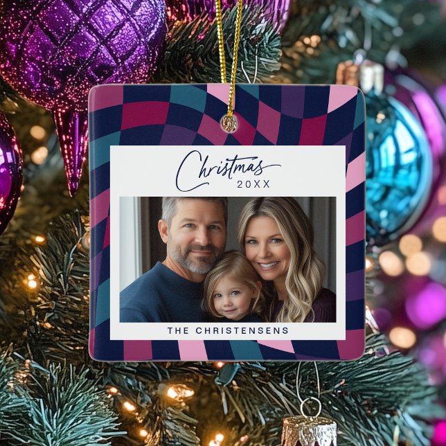 Farbenfrohe Weihnachten im kontrollierten Foto Keramikornament (Shown on a Ceramic Square Ornament)