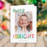 Farbenfrohe Weihnachts-Foto Gruß Feiertagskarte<br><div class="desc">Diese lustige,  helle Weihnachtsgrüßkarte enthält farbenfrohen Text,  Lektüre,  "Merry & Bright" in grün,  Limon,  kirschrot,  rosa,  goldgelb und aqua. Die Typografie des Wortes "Bright" beinhaltet eine überlappende Gewebepapierkonstruktion. Diese lichtgezeichnete Karte weckt ein Gefühl von Verspieltheit,  Lachen und Kindheit Freude in den einfachen Dingen.</div>