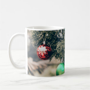 Farbenfrohe Weihnachtsbaumdekoration auf einem Bau Kaffeetasse