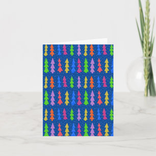 Farbenfrohe Weihnachtsbäume auf blau Karte