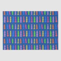 Farbenfrohe Weihnachtsbäume auf blau