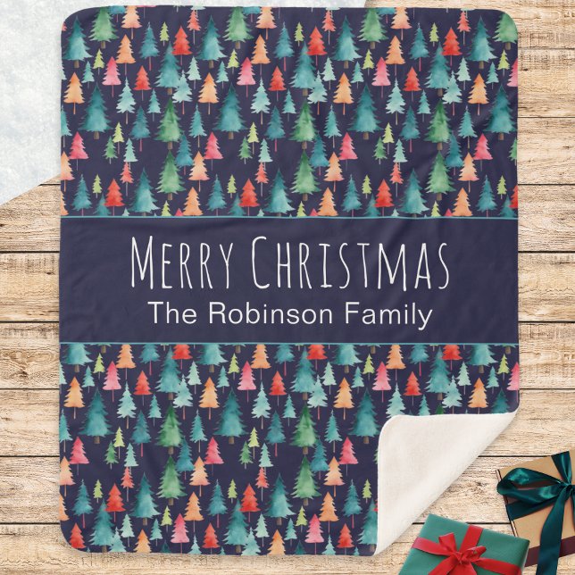 Farbenfrohe Weihnachtsbäume Personalisiert Sherpadecke (A festive sherpa blanket with colorful trees design, 'Merry Christmas' words and personalized name)