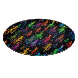 Farbenfrohe Weihnachtsbaumglühen im Dunkelwald Schneidebrett