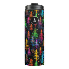 Farbenfrohe Weihnachtsbaumglühen im Dunkelwald Thermosbecher