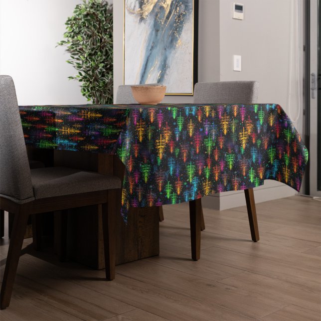Farbenfrohe Weihnachtsbaumglühen im Dunkelwald Tischdecke (Von Creator hochgeladen)