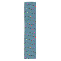 Farbenfrohe Weihnachtsbeleuchtung auf blau