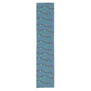 Farbenfrohe Weihnachtsbeleuchtung auf blau Kurzer Tischläufer