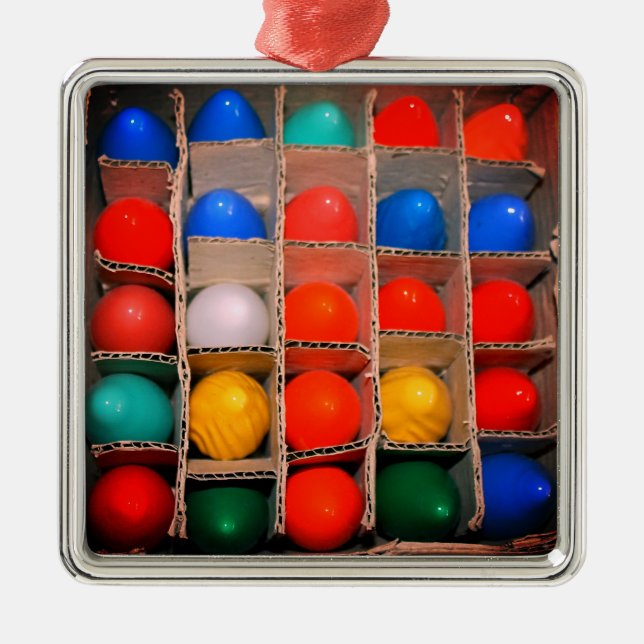 Farbenfrohe Weihnachtsleuchten in einer Schachtel Ornament Aus Metall (Vorne)