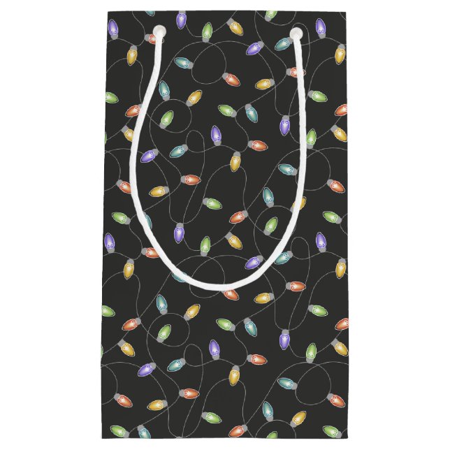 Farbenfrohe Weihnachtslichter auf schwarzem Gewand Kleine Geschenktüte (Vorderseite)