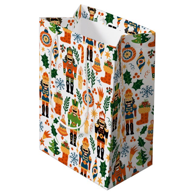 Farbenfrohe Weihnachtsmuster mit Nutcrackern Mittlere Geschenktüte (Rückseite Schrägansicht)