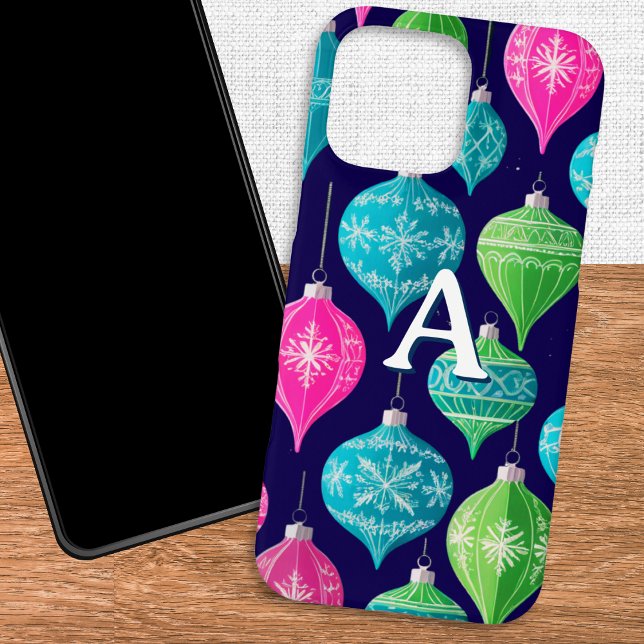 Farbenfrohe Weihnachtsschmuck Mit Monogramm Case-Mate iPhone Hülle (A phone case with modern and colorful Christmas ornaments pattern, personalized with a monogram)