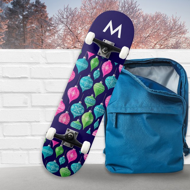 Farbenfrohe Weihnachtsschmuck Mit Monogramm Skateboard (A monogrammed skateboard with festive pattern of green, pink and blue Christmas ornaments)